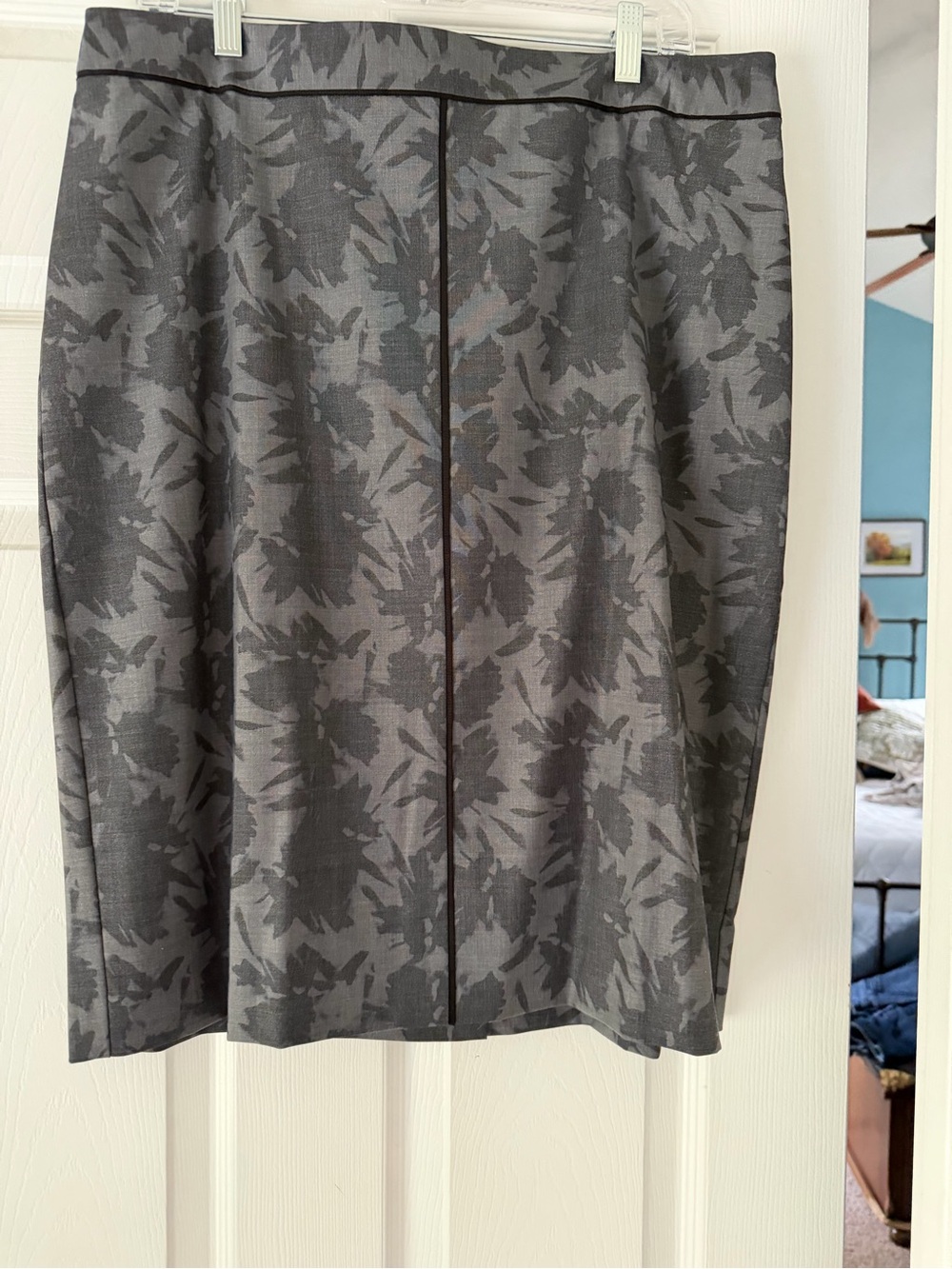 Banana Republic Gray Floral-Pattern Pencil Skirt